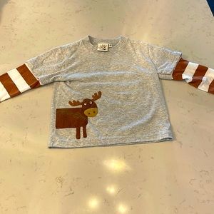 Luigi Kids long-sleeved t-shirt with a brown felt moose appliqué on the side.